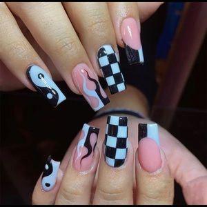 24pc Press On Nails Black & White Plaid